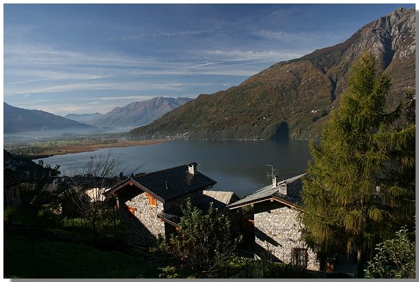 Lago di Mezzola da Vico, sulla strada per la Valle dei Ratti. Foto di Massimo Dei Cas www.paesidivaltellina.it